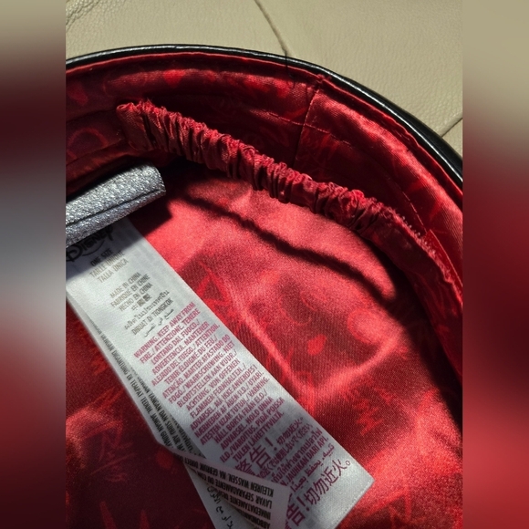 DISNEY HER UNIVERSE CRUELLA Black Red Lining Studded Women's Cap - Picture 6 of 7